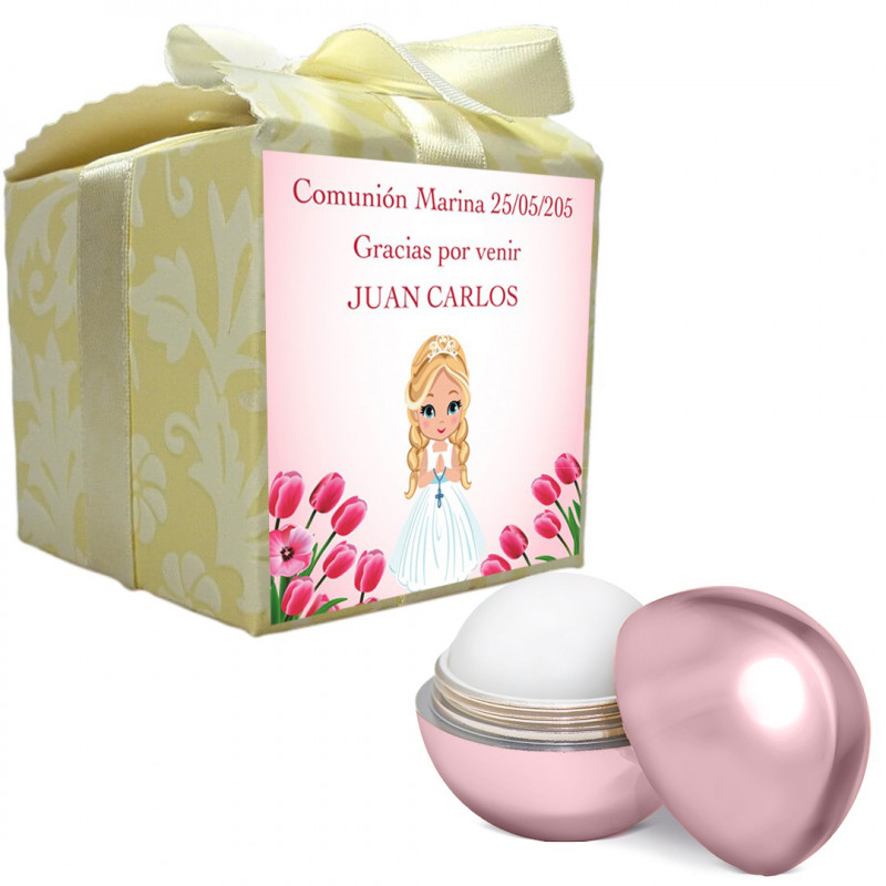 Bálsamo labial rosa presentado en caja con adhesivo comunión personalizado con nombre de invitada
