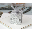 Caja cuadrada con tapa de cartón con cruz decorativa