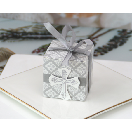 Caja cuadrada con tapa de cartón con cruz decorativa