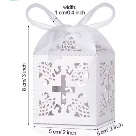 Cajita blanca troquelada con cruz y cierre de lazo blanco