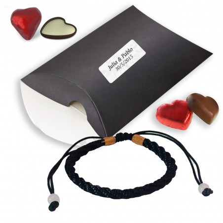 Pulsera de hombre y bombones en forma de corazón presentado en cajita negra personalizada para bodas y eventos