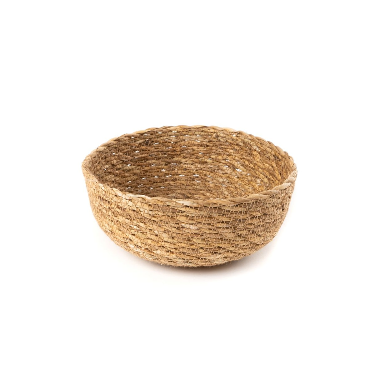 Cesta de mimbre trenzada