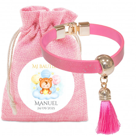 Pulsera rosa con borlón en bolsa de tela con adhesivo personalizado para bautizos