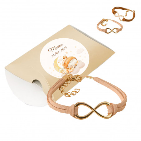 Pulsera infinito en caja de presentación beige personalizada con adhesivo para bautizos