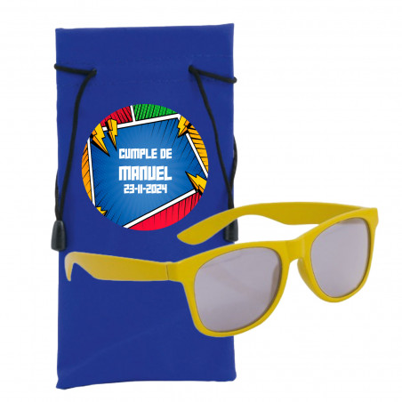 Gafas de sol infantiles amarillas en funda azul con adhesivo de superhéroes personalizado