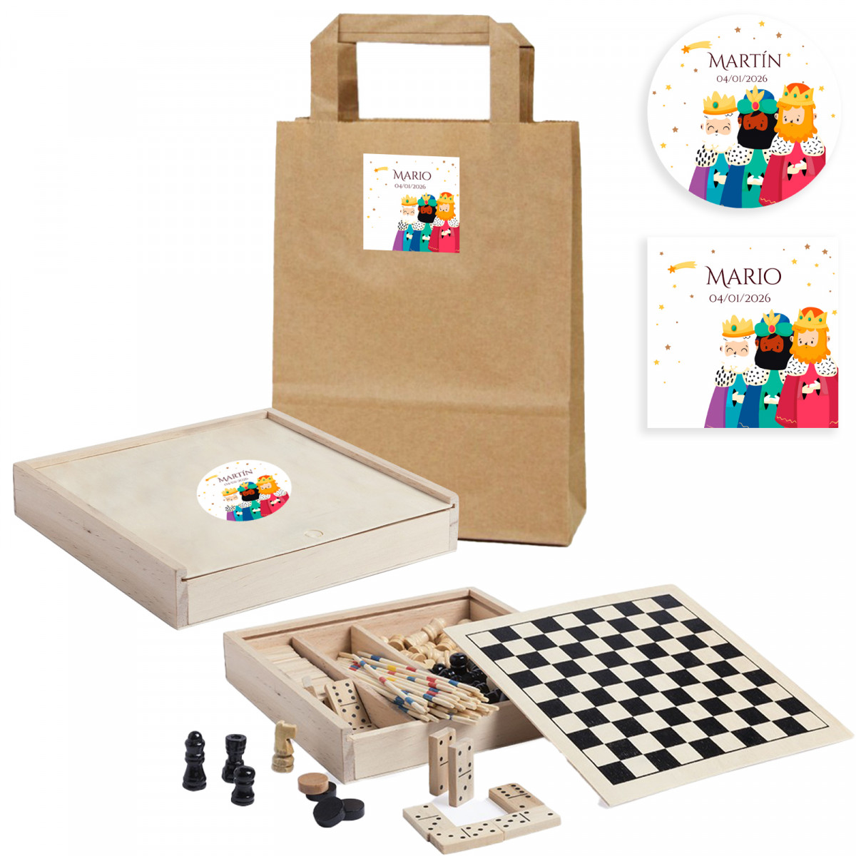Set de juegos de mesa en caja de madera personalizada con adhesivo de reyes magos y bolsa kraft detalle de navidad