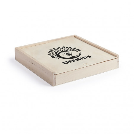 Set de juegos de mesa en caja de madera personalizada con adhesivo de reyes magos y bolsa kraft detalle de navidad