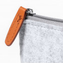 Portatodo de fieltro gris con cremallera y tirador de polipiel para regalar
