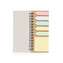Bloc de notas con hojas blancas a rayas y post it