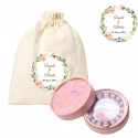 Pulsera rosa de cuentas con borlón en bolsa de algodón y adhesivo personalizado para bodas