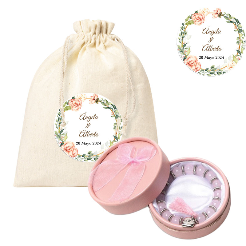 Pulsera rosa de cuentas con borlón en bolsa de algodón y adhesivo personalizado para bodas