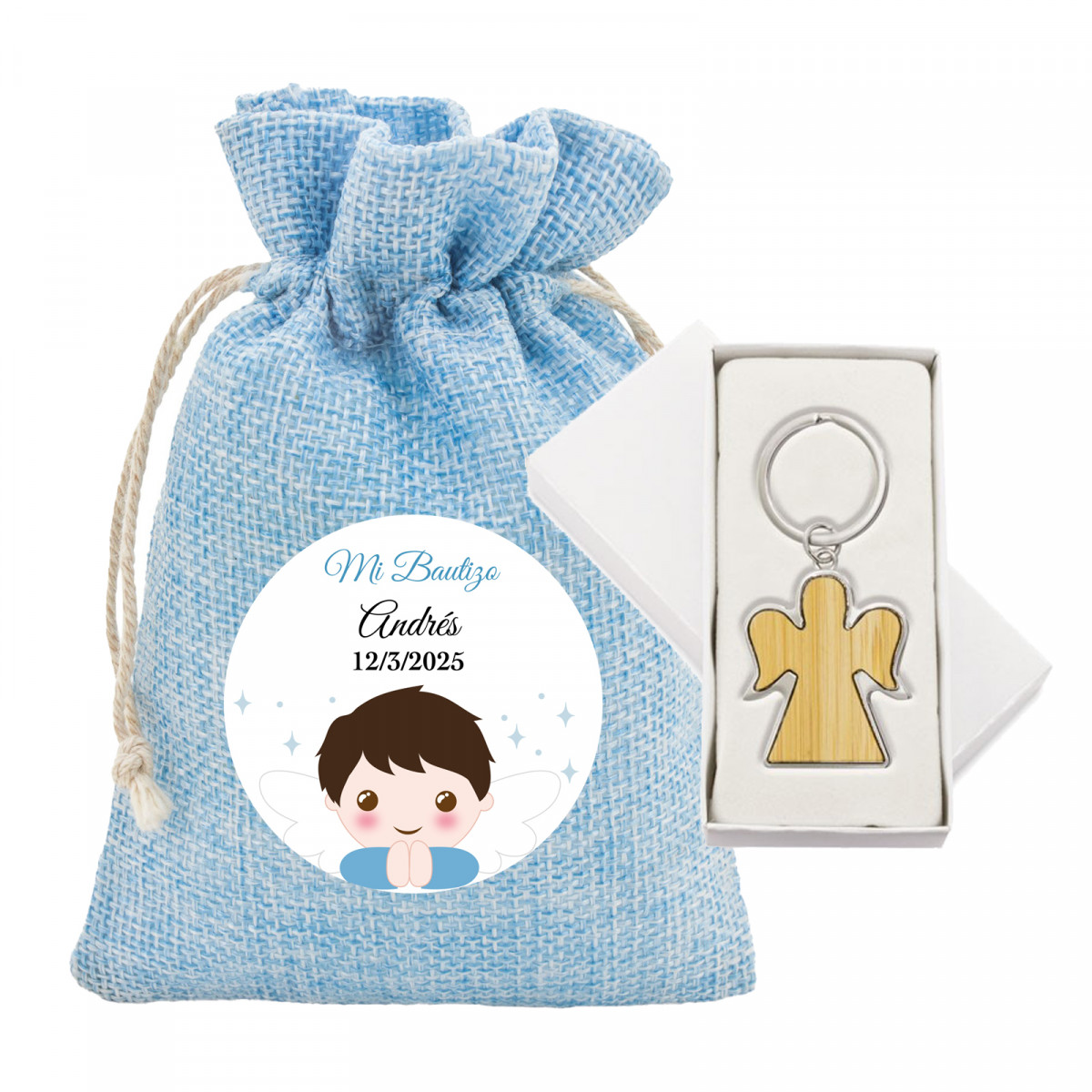 Llavero de bambú con bordes metálicos en forma de ángel en bolsa celeste con adhesivo para bautizos