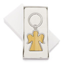 Llavero de bambú con bordes metálicos en forma de ángel en bolsa celeste con adhesivo para bautizos