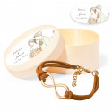 Pulsera de infinito dorado en caja de madera personalizada con adhesivo ovalado romántico para bodas