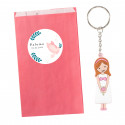 Llavero de comunión niña en bolsa rosa frambuesa personalizada con adhesivo con paloma para regalar