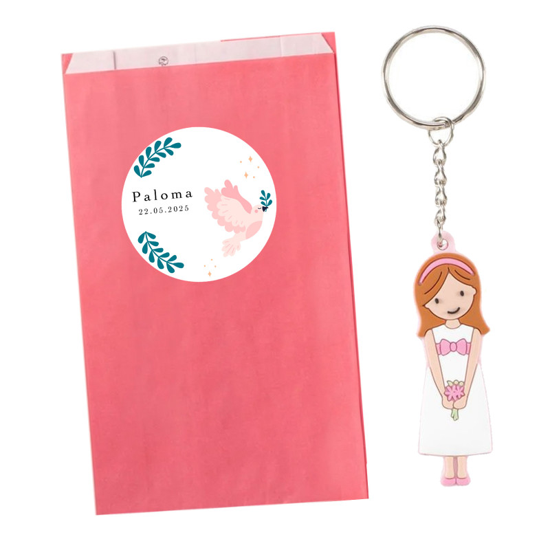 Llavero de comunión niña en bolsa rosa frambuesa personalizada con adhesivo con paloma para regalar