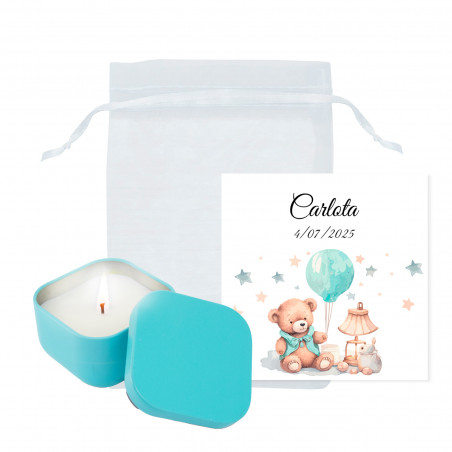 Vela en caja metálica turquesa con tarjeta personalizada en bolsa de organza blanca para detalle de bautizo