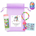 Pulsera con poni y pegatinas y pompero en bolsa morada de organza con adhesivo personalizado para detalle infantil eventos