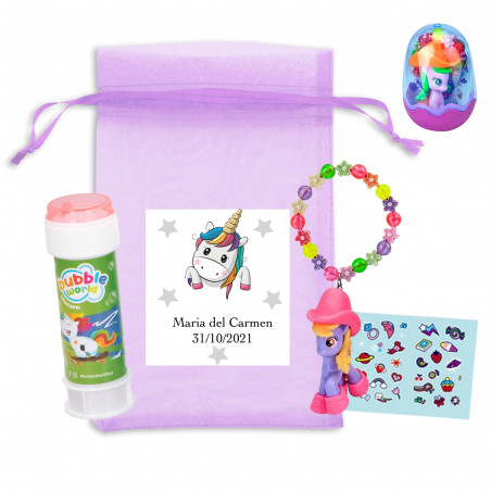 Pulsera con poni y pegatinas y pompero en bolsa morada de organza con adhesivo personalizado para detalle infantil eventos