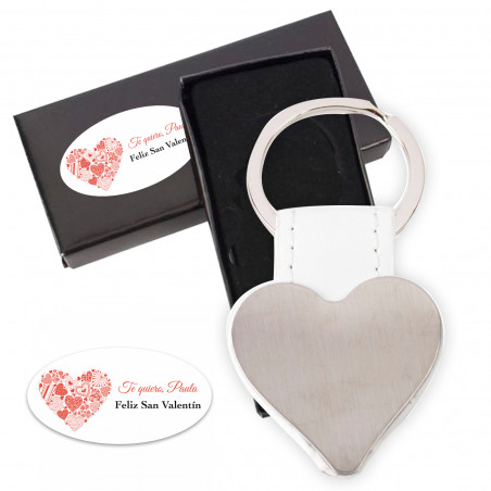 Llavero corazón presentado en elegante caja con adhesivo ovalado personalizable para detalles