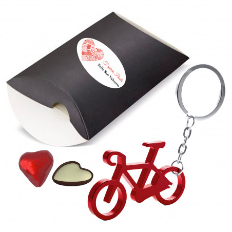Llavero de bicicleta roja y bombón de chocolate en caja negra personalizada detalle de boda o San Valentín