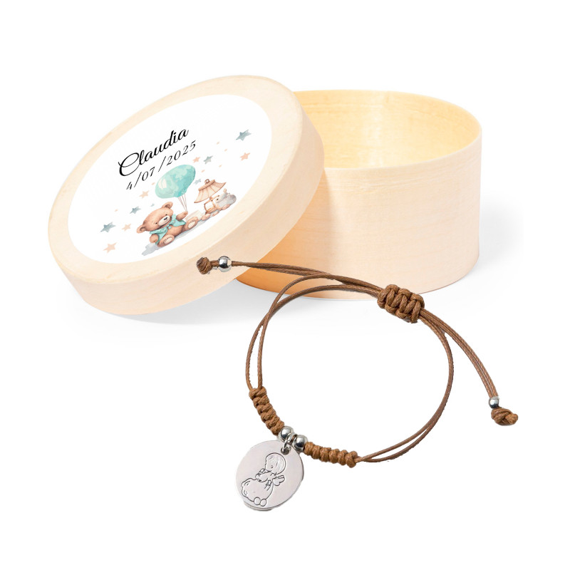 Pulsera con medalla de ángel en caja de madera personalizada con adhesivo para bautizo
