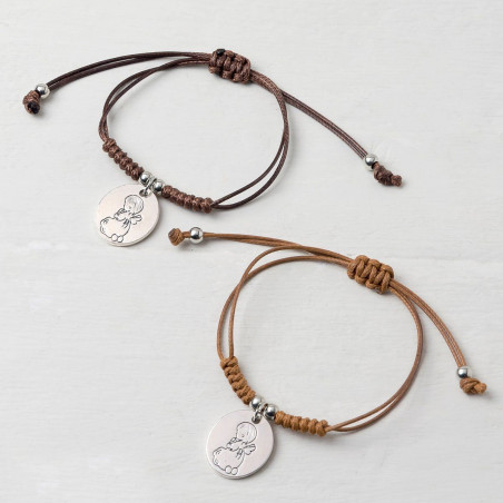 Pulsera con medalla de ángel en caja de madera personalizada con adhesivo para bautizo