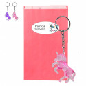 Llavero de unicornio en sobre rosa con adhesivo personalizable para detalle infantil