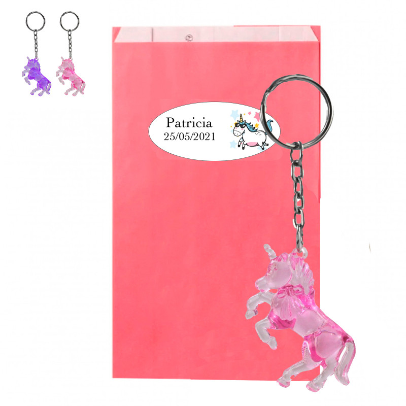 Llavero de unicornio en sobre rosa con adhesivo personalizable para detalle infantil
