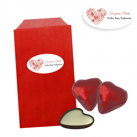 Bombones de chocolate forma de corazón en sobre rojo y adhesivo romántico para regalar