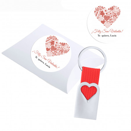 Llavero de aluminio troquelado de corazón y cinta roja en estuche de presentación con adhesivo romántico