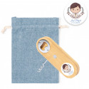 Abridor y sacacorchos de madera e imán en bolsa de tela azul con adhesivo personalizado de niño de comunión