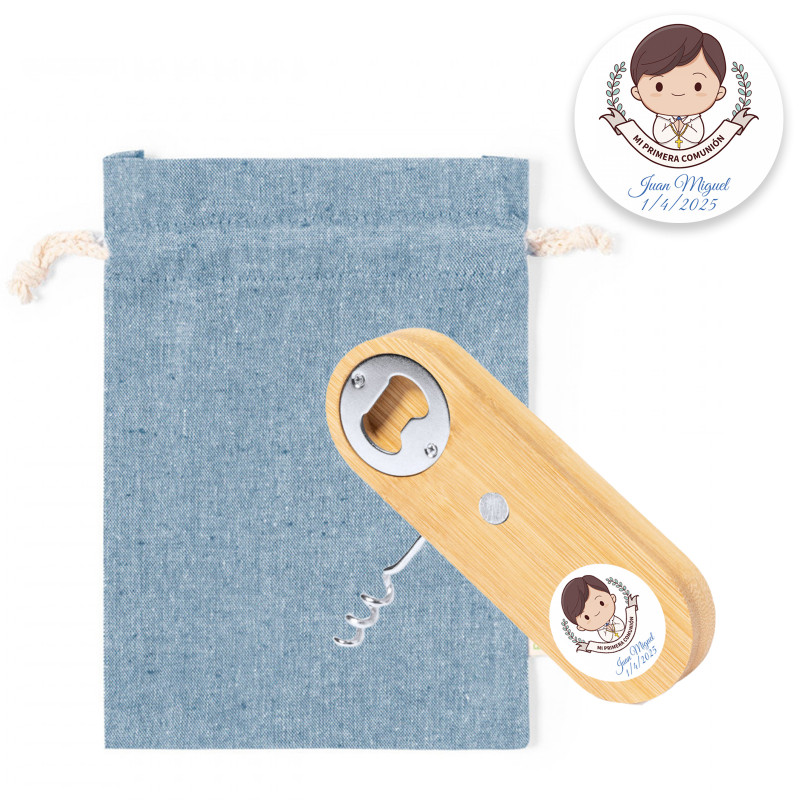 Abridor y sacacorchos de madera e imán en bolsa de tela azul con adhesivo personalizado de niño de comunión