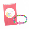 Pulsera de cuentas de colores con cruz en sobre rosa con adhesivo infantil personalizado