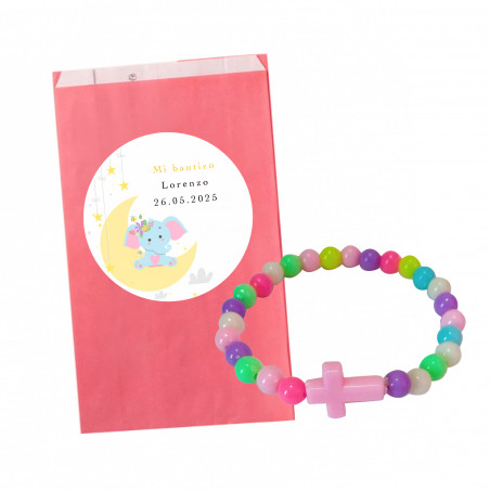 Pulsera de cuentas de colores con cruz en sobre rosa con adhesivo infantil personalizado