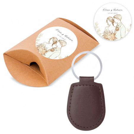 Llavero de polipiel marrón en estuche kraft con adhesivo personalizado para bodas