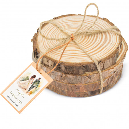 Posavasos de madera natural con etiqueta personalizada detalle rústico y ecológico para bodas