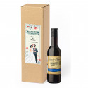 Vino tinto con caja de cartón kraft y adhesivo personalizado para bodas