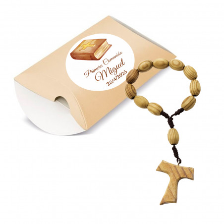 Rosario con cruz tau en cajita personalizada para detalle de comunión