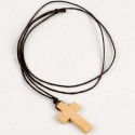Colgante en forma de cruz de madera con sobre personalizado para invitados