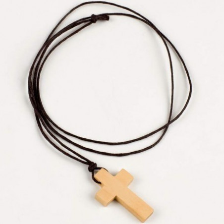 Colgante en forma de cruz de madera con sobre personalizado para invitados