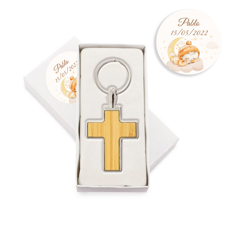 Llavero en forma de cruz metal con bambú en cajita personalizada con adhesivo de bautizo para detalle