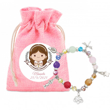 Pulsera con cuentas de colores y charms en bolsa de tela rosa y adhesivo especial para comunión niña