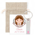 Llavero metálico niña en bolsa de tela natural con tarjeta recordatorio primera comunión personalizada para detalles invitados