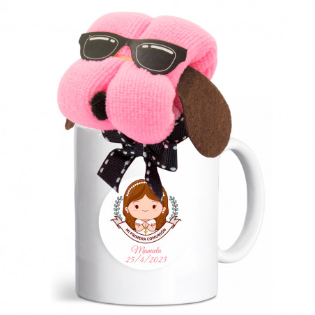 Toalla con forma perrito en taza de cerámica personalizada con adhesivo primera comunión para detalles