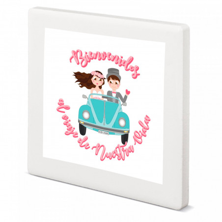 Imán de cerámica con adhesivo novios en coche vintage para detalles de invitados