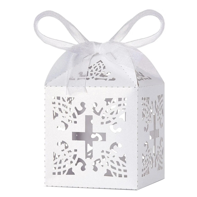Cajita blanca troquelada con cruz y cierre de lazo blanco