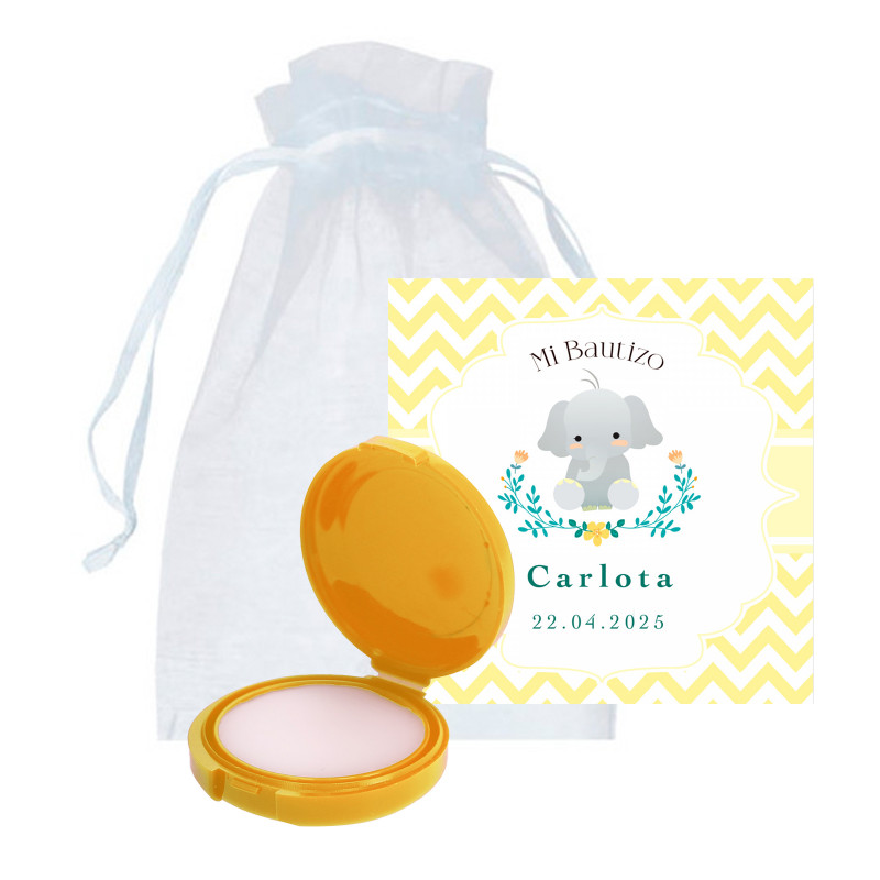 Bálsamo labial en estuche amarillo con tarjeta personalizable en bolsa de organza blanca para detalle de bautizo