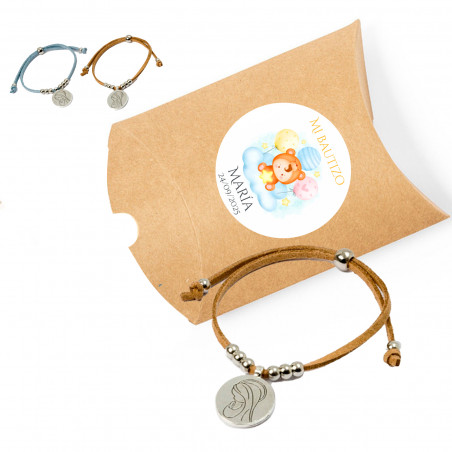 Pulsera medalla virgen maría en estuche kraft con adhesivo de bautizo para detalles invitados