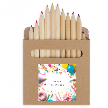 Lápices de colores en caja de cartón con adhesivo personalizado